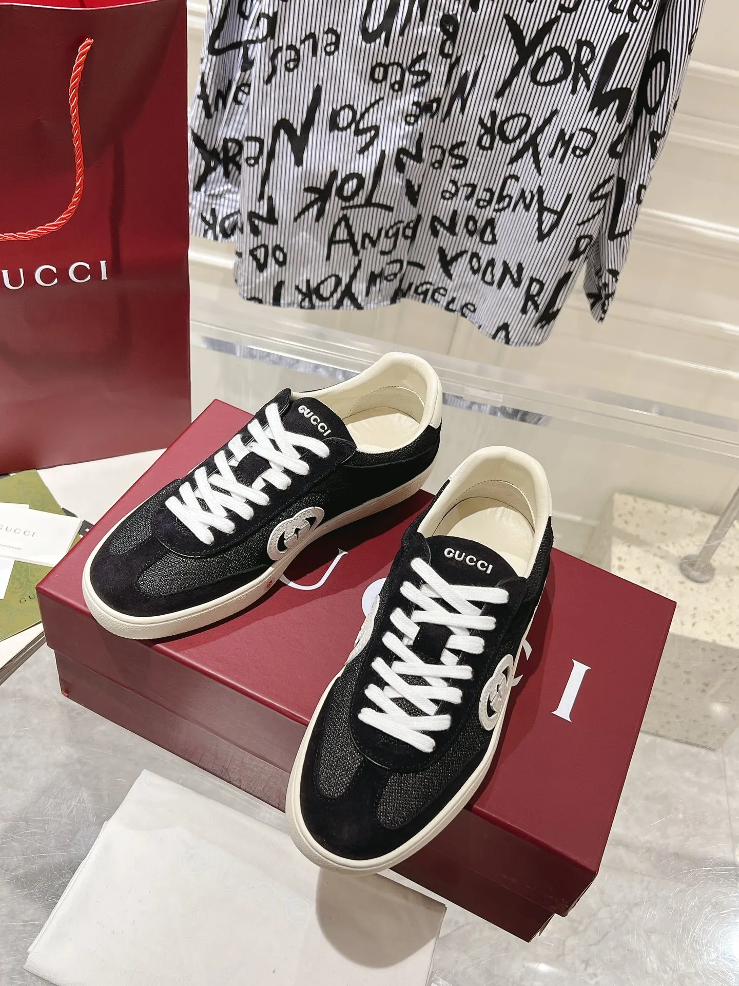 👟👟Ex-factory price 540👟👟Men's size +10 New upgraded version🔥Gucci 2024 new white shoes casual shoes hot recommendation, original TPU soles, original fabrics, original sheepskin lining sheepskin feet🔥Original cover craftsmanship is reproduced one to one! The pursuit of ultimate comfort! 🔥🔥 [Love] Fabric: Imported cow suede + mesh [Love] Packing: Counter-matched red shoe box ➕ Aviation airplane box [Love] Code number: 35-45